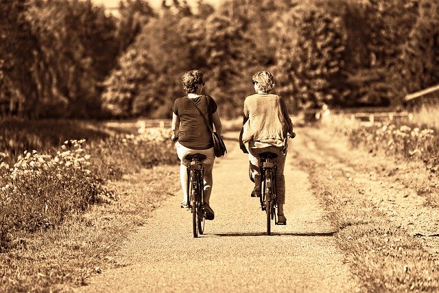 mujeres mayores en bicicleta